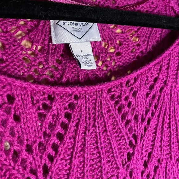 St. John's Bay Fuchsia Cut Out Crocheted Sweater Size Large Beautiful Pattern - Picture 6 of 9